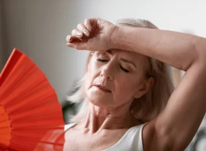 Fisioterapia en la menopausia: 7 consejos útiles 1 sofocos durante la menopausia, 7 Consejos para mejorar los síntomas de la menopausia: Hacer ejercicio, suelo pélvico, fisioterapia, ropa adecuada, técnicas de relajación, higiene...